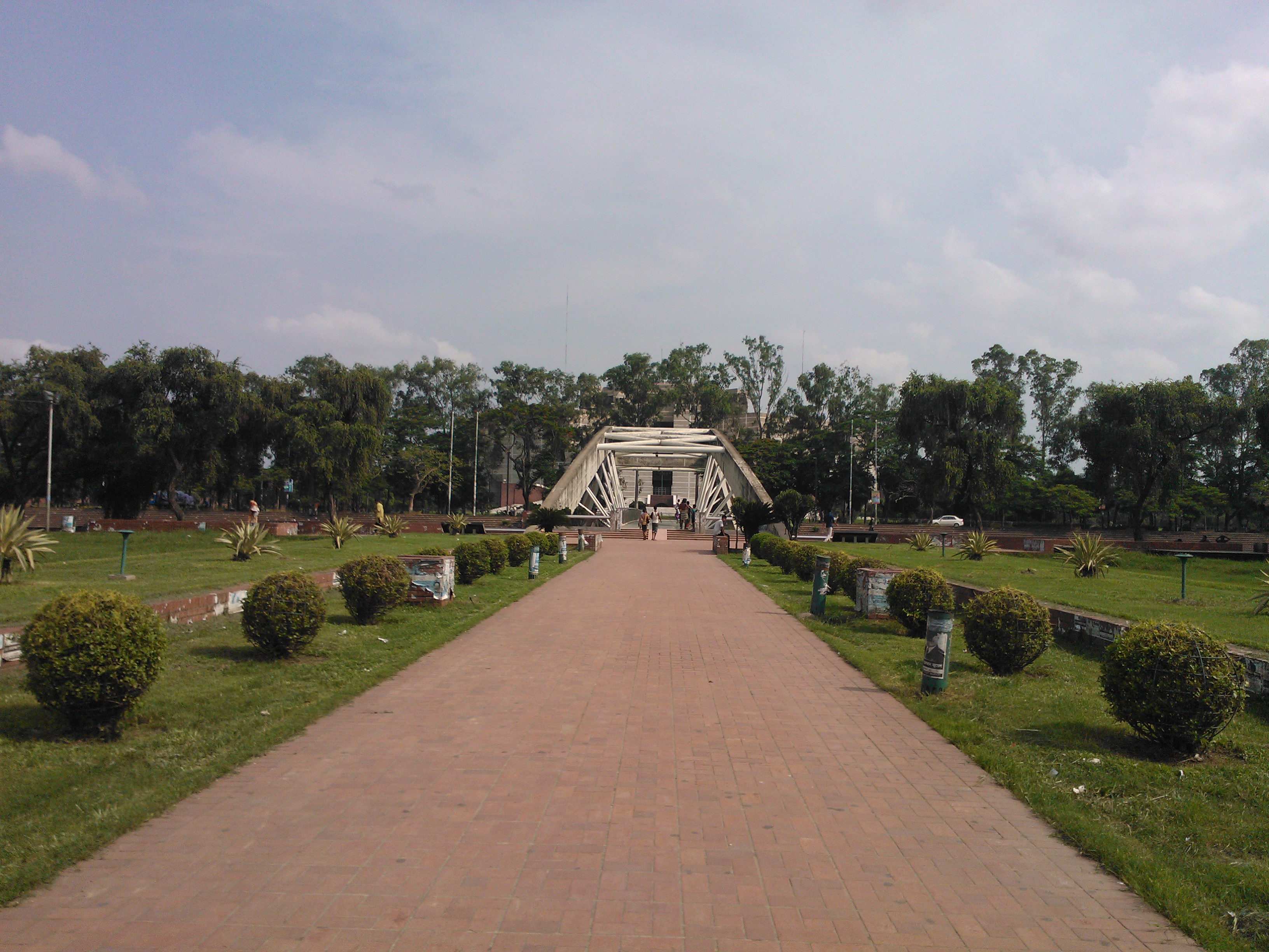 চন্দ্রিমা উদ্যানে ক্রিসেন্ট লেকের ওপর সেতু